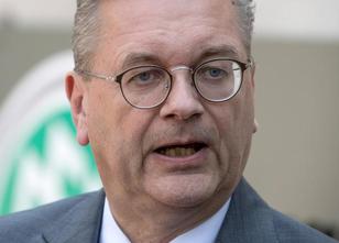DFB-Präsident Reinhard Grindel hat Fehler im Umgang mit Mesut Özil eingeräu... weiterlesen