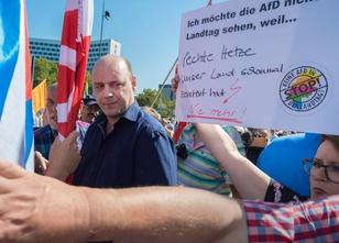 Rund 1500 Menschen haben am Sonntag in Wiesbaden friedlich gegen den Wahlka... weiterlesen