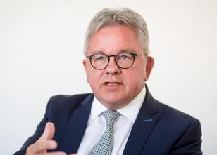 Nach der tödlichen Messerattacke auf einen Arzt in Offenburg hat Justizmini... weiterlesen