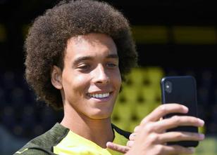 Borussia Dortmunds Neuzugang Axel Witsel sitzt beim DFB-Pokalspiel am Abend... weiterlesen