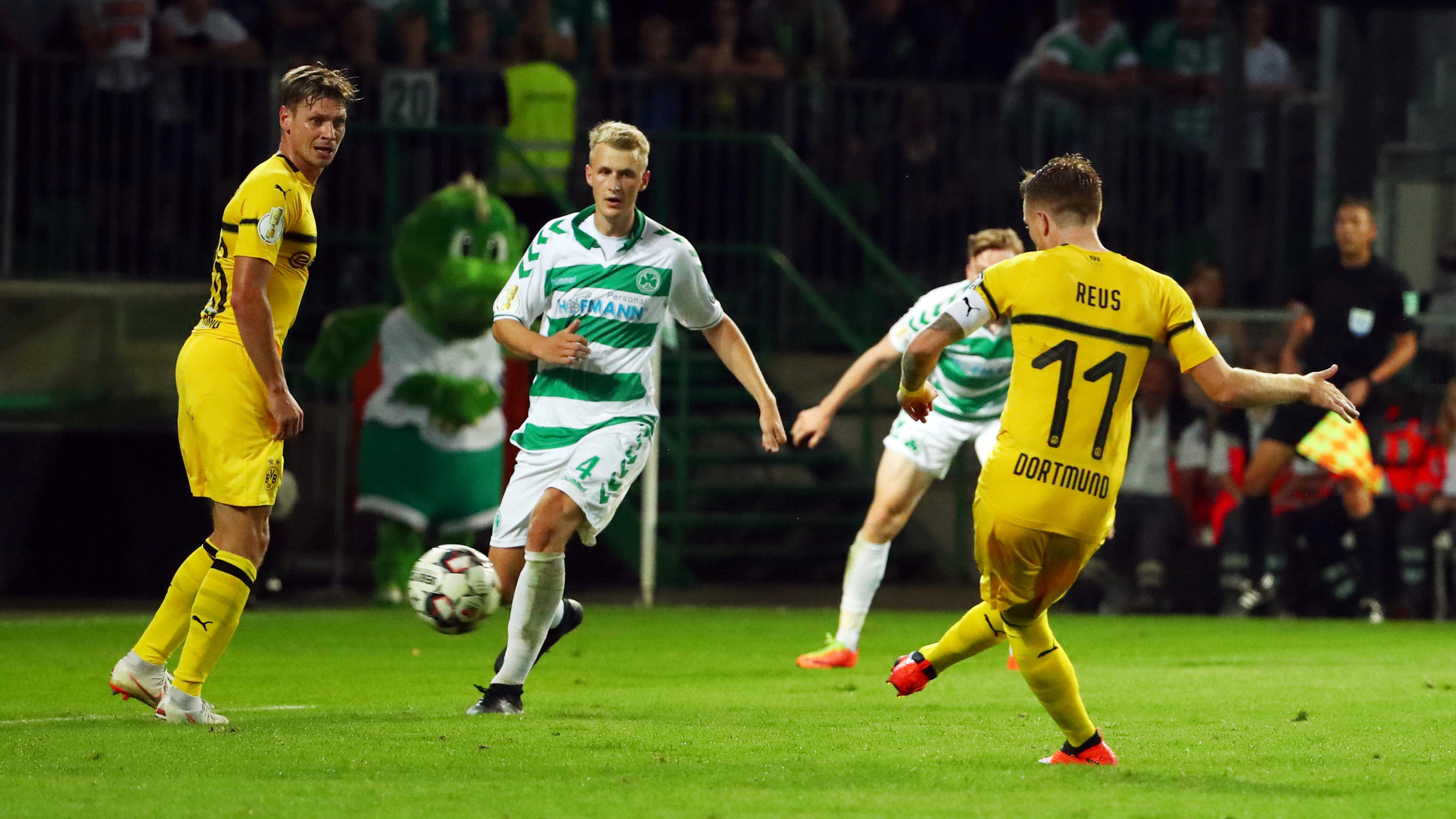 Fast die Mega-Sensation: Dortmund verhindert mit Riesenglück blamables Pokal-Aus Der Schuss zum Sieg: Marco Reus beendet das Spiel kurz vor dem Elfmeterschießen