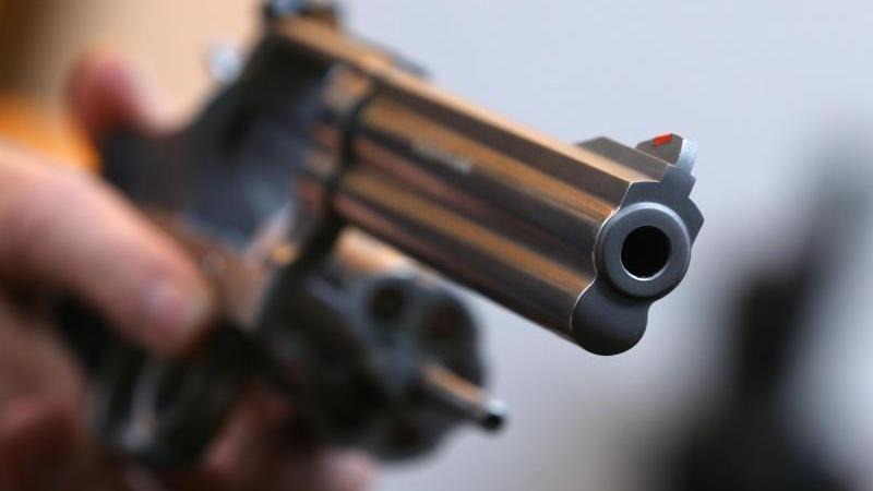 Amnestie: Kriminaltechniker untersuchen abgegebene Waffen Revolver