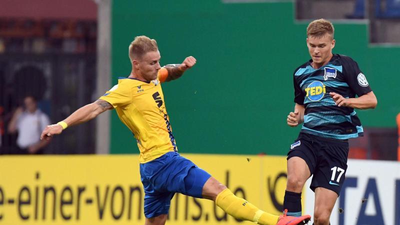 Eintracht hoffnungsvoll: "Wir stehen auf, wir machen weiter" Felix Burmeister (l.) gegen Maximilian Mittelstädt