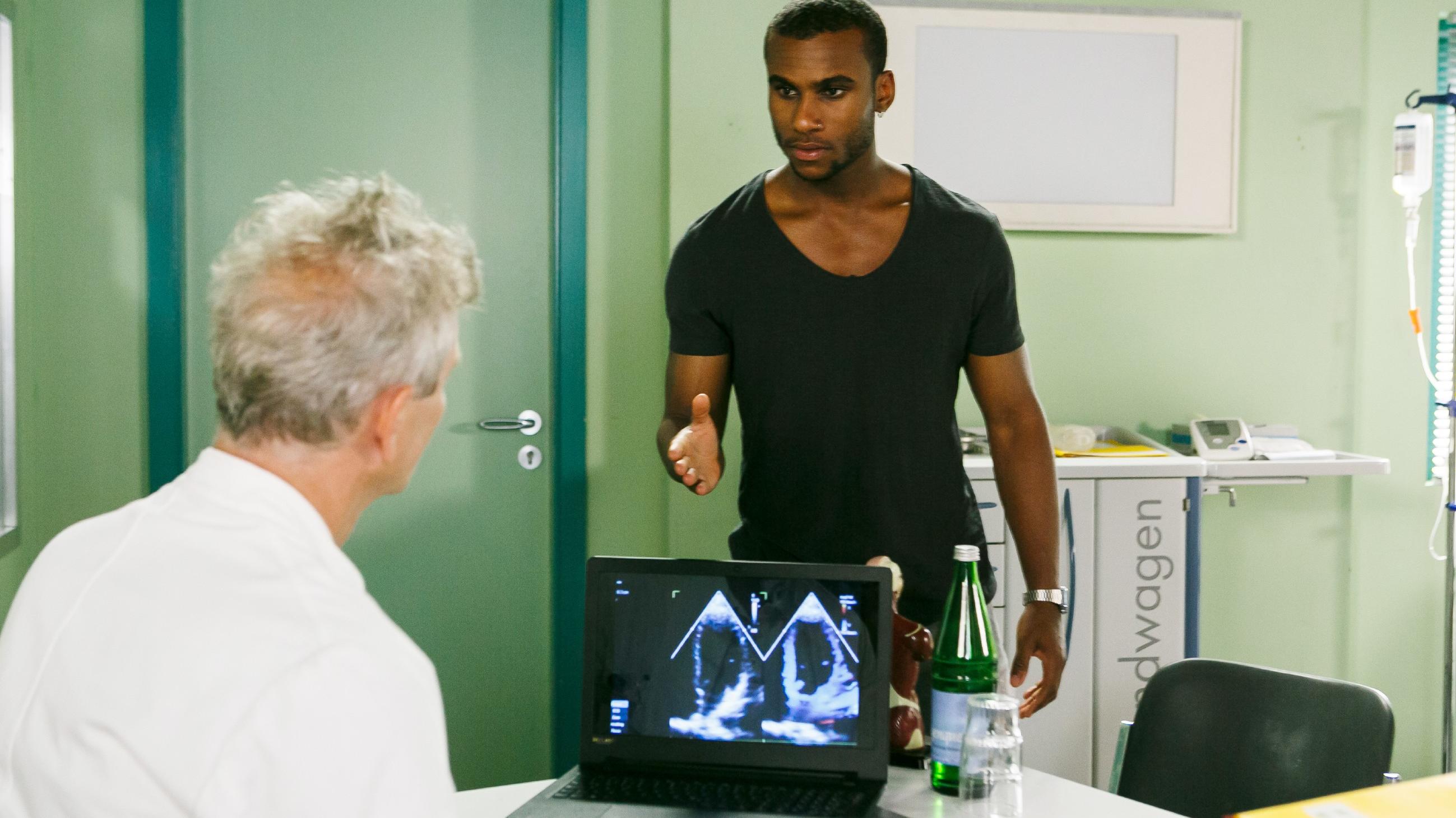 AWZ: Moritz hat ein tragisches Geheimnis Moritz (Tijan Njie, r.) erhält von Dr. Bach (Steffen Laube) eine furchtbare Diagnose...