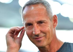 Eintracht Frankfurts Trainer Adi Hütter hat nach dem ersten Training von Fi... weiterlesen