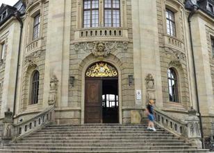 Nach einem Zwischenfall im Gerichtssaal droht dem Tatverdächtigen im Prozes... weiterlesen