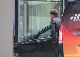 Bundestrainer Joachim Löw und Nationalmannschaftsmanager Oliver Bierhoff kö... weiterlesen