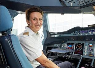 Die Pilotin Elke Hieber ist es gewohnt, dass ihr Beruf und ihre Uniform Auf... weiterlesen