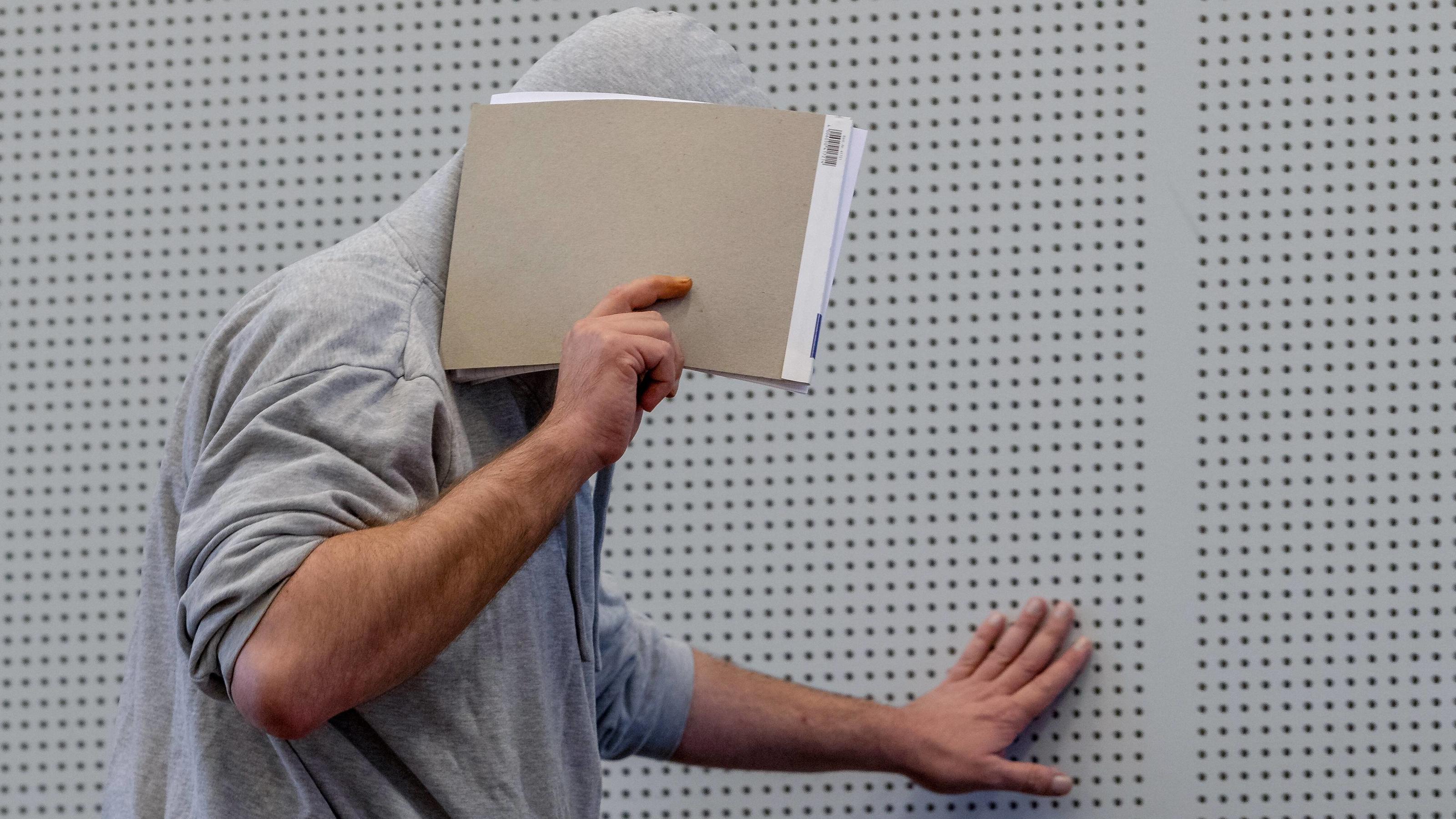Bis zu neun Jahre Haft für Elysium-Betreiber Landgericht Limburg Prozess Elysium 22.08.2018, Limburg: Landgericht Limburg, Prozess Elysium. Kinderpornografisches Netzwerk im Darknet. Vier Angeklagten im Alter von 40 bis 62 Jahren, wird zur Last gelegt wird, die kinderpornographische Plattform E