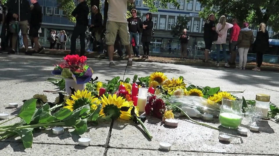 Rechter Mob mischt Chemnitz auf: Hat die Stadt vor der Gewalt kapituliert? Gedenken an das verstorbene Opfer in Chemnitz.