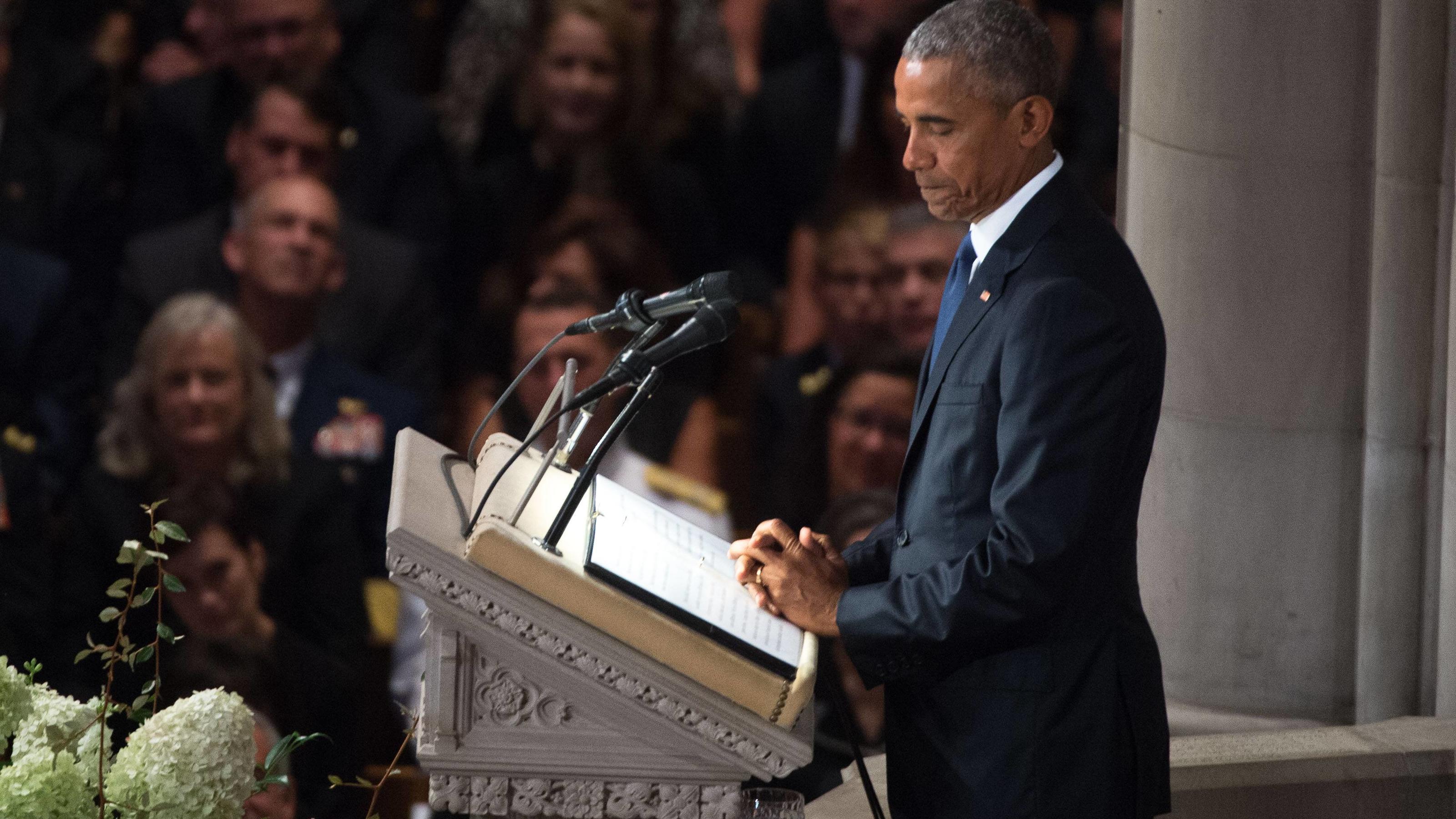 Obama und Bush würdigen McCain - Trump besucht Golfplatz Barack Obama bei seiner Rede zur Trauerfeier von John McCain.
