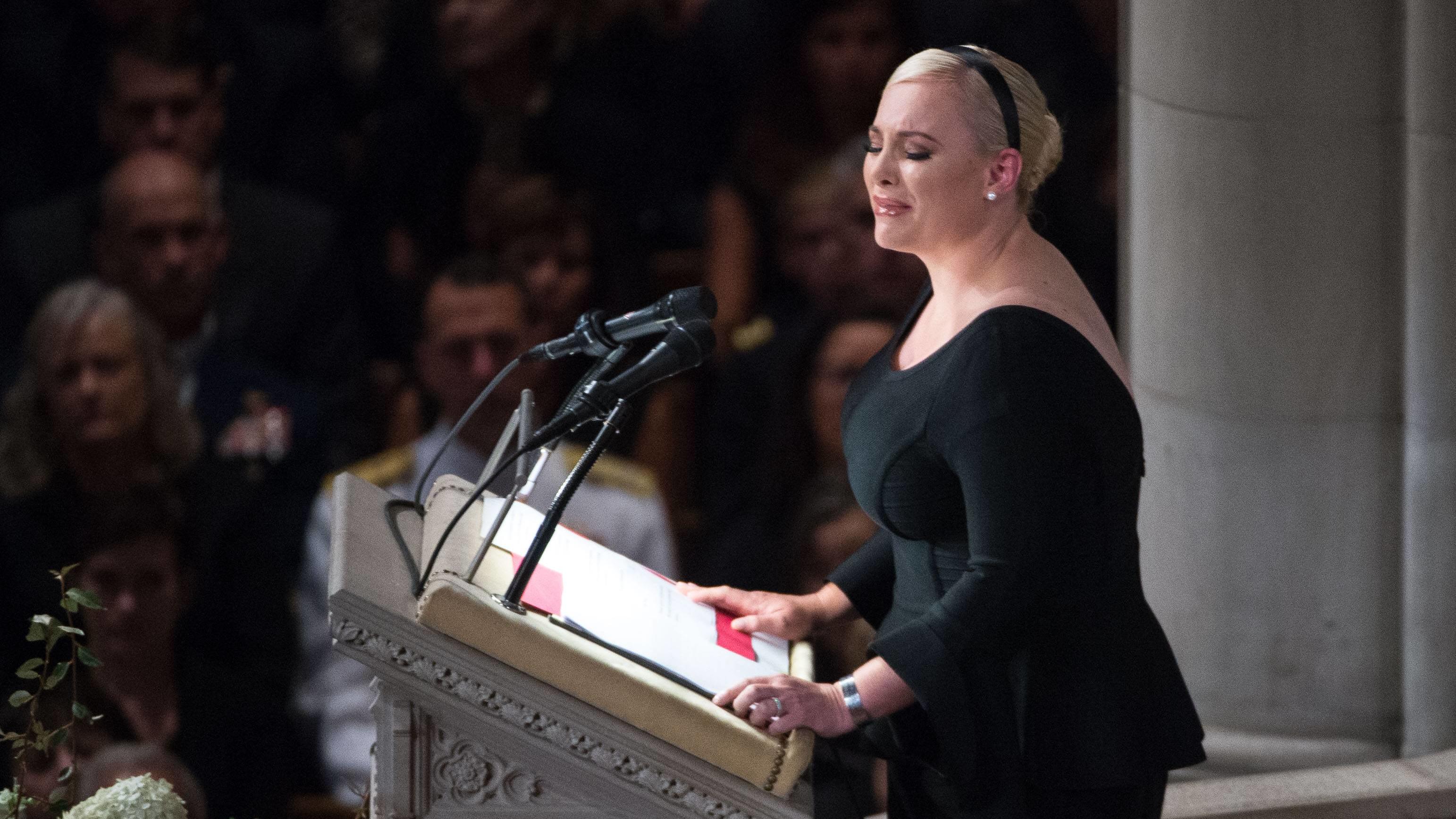Obama und Bush würdigen McCain - Trump besucht Golfplatz Meghan McCain während ihrer Rede.