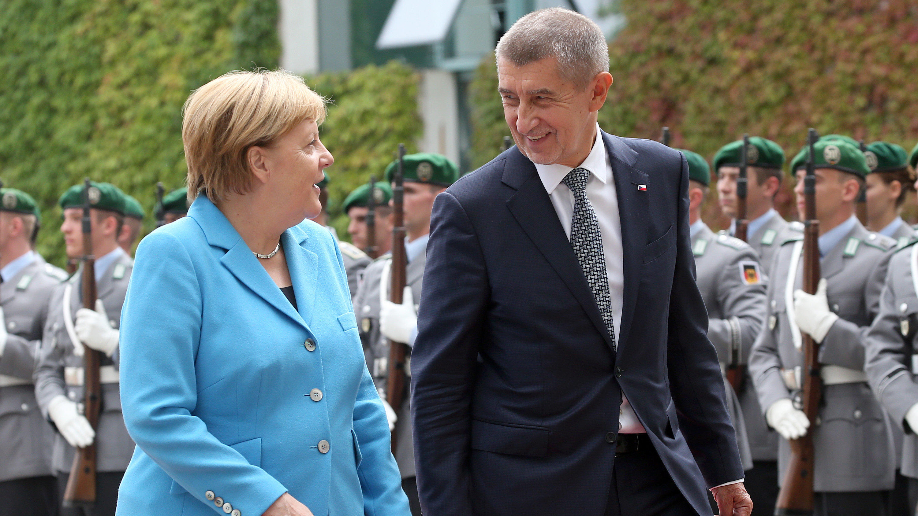 Tschechiens Regierungschef Andrej Babis besucht Angela Merkel: Er will "keinen einzigen illegalen Migranten" aufnehmen Angela Merkel und Andrej Babis
