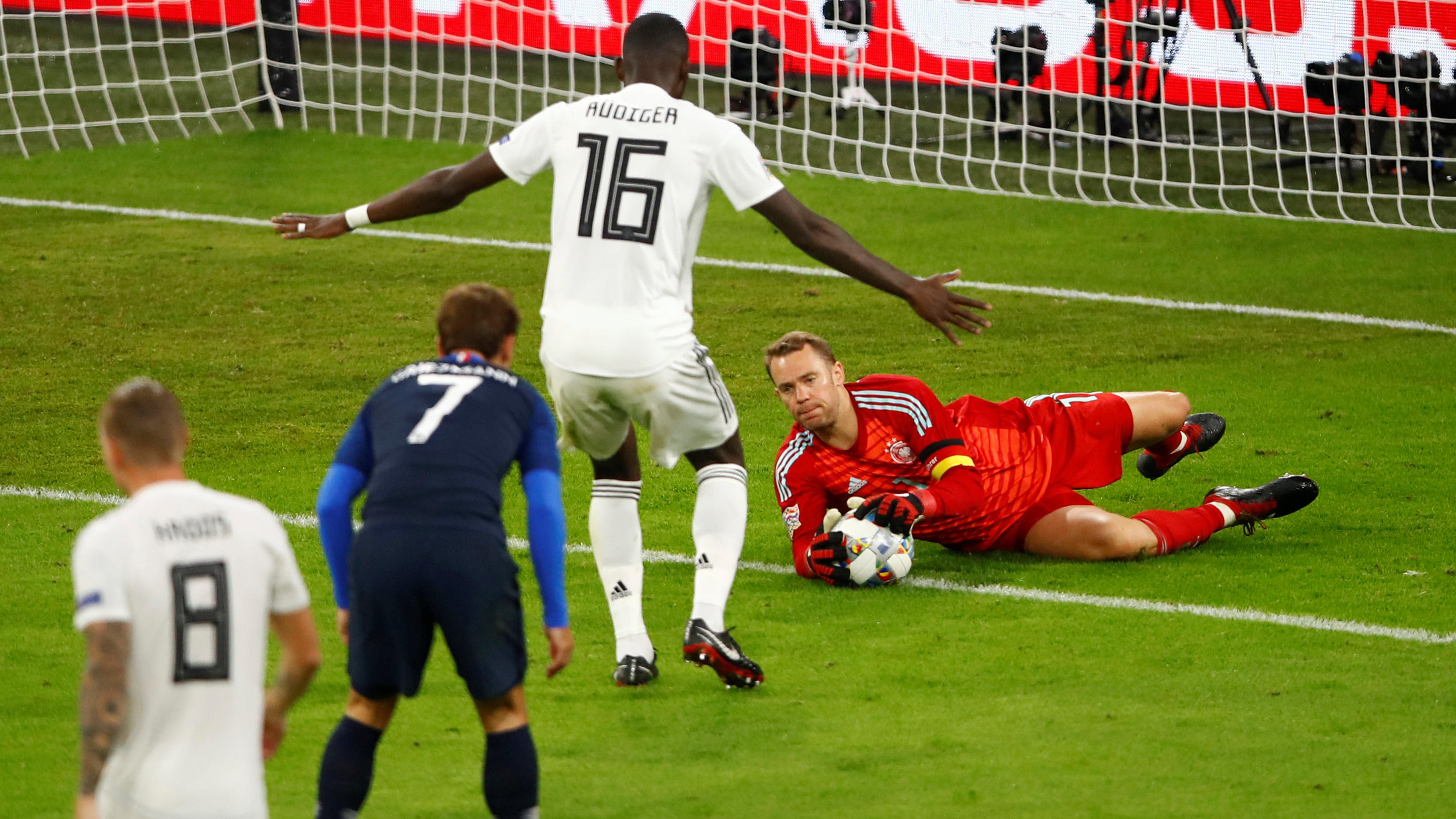 DFB-Team eröffnet Mission Neubeginn mit einem 0:0 gegen Frankreich Musste nur selten eingreifen: Manuel Neuer
