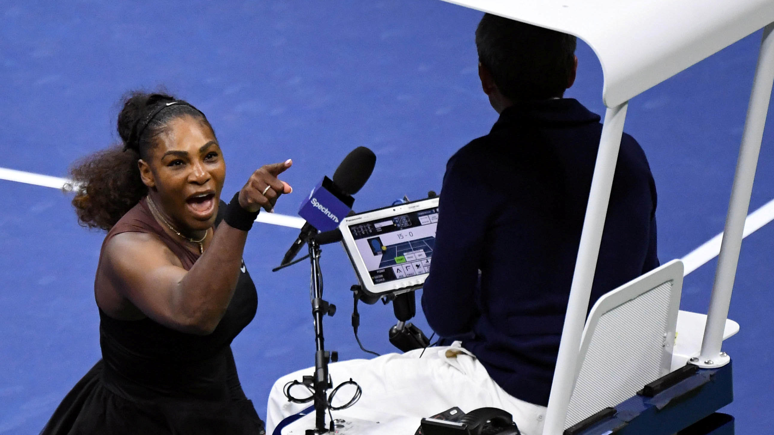 US Open: Serena Williams verliert Endspiel gegen Naomi Osaka - und rastet völlig aus Sep 8, 2018; New York, NY, USA; Serena Williams of the United States yells at chair umpire Carlos Ramos in the women's final against Naomi Osaka of Japan on day thirteen of the 2018 U.S. Open tennis tournament at USTA Billie Jean King National Tennis