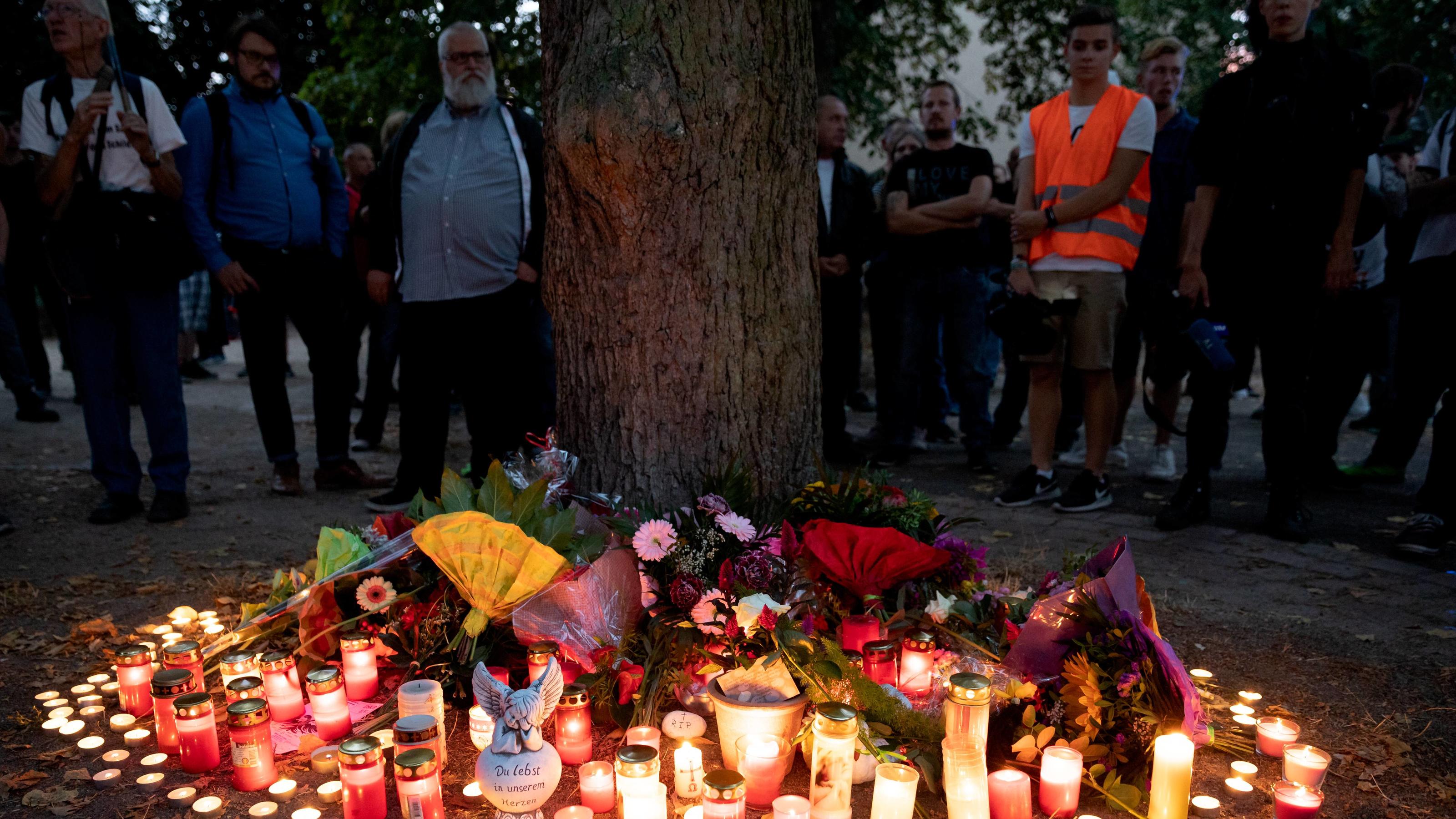 Tod eines 22-Jährigen in Köthen: Jetzt erhebt die Staatsanwaltschaft Anklage gegen zwei Afghanen Rechter Trauermarsch nach Tod eines 22-jährigen in Koethen Ca. 2500 Menschen folgen nach dem Tod eines 22-jährigen Mannes einem Aufruf von rechtsradikalen Gruppen zu einem Trauermarsch in Köthen. Nach einer Auseinandersetzung zwischen zwei afghanisch