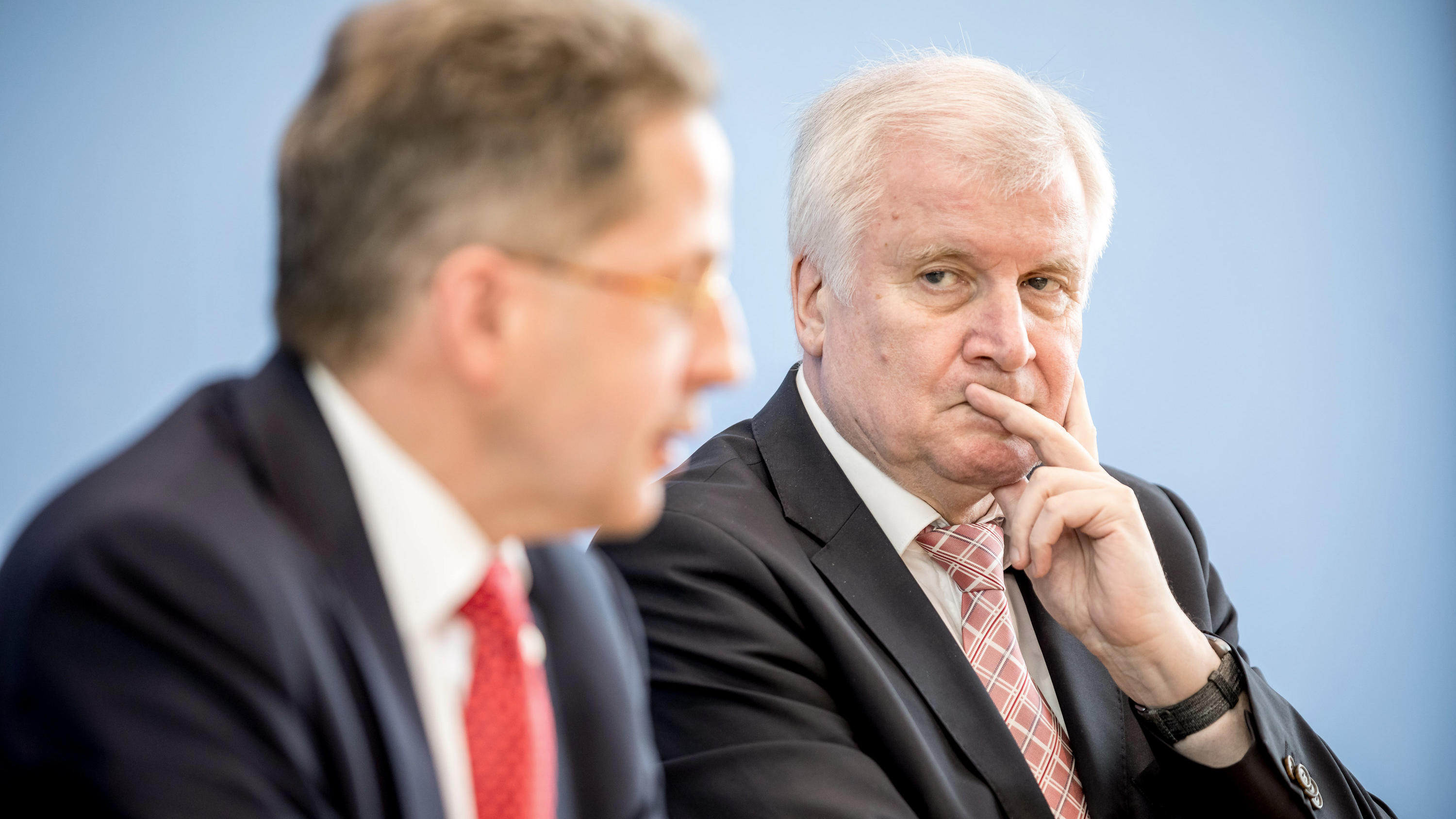 Verfassungsschutz-Chef Maaßen rudert zurück: Keine Zweifel an Echtheit des Chemnitz-Videos ARCHIV - 24.07.2018, Berlin: Horst Seehofer (CSU, r), Bundesminister für Inneres, Heimat und Bau, steht neben Hans-Georg Maaßen, dem Präsidenten des Bundesamtes für Verfassungsschutz, bei der Vorstellung des Verfassungsschutzberichtes 2017. Mit kriti