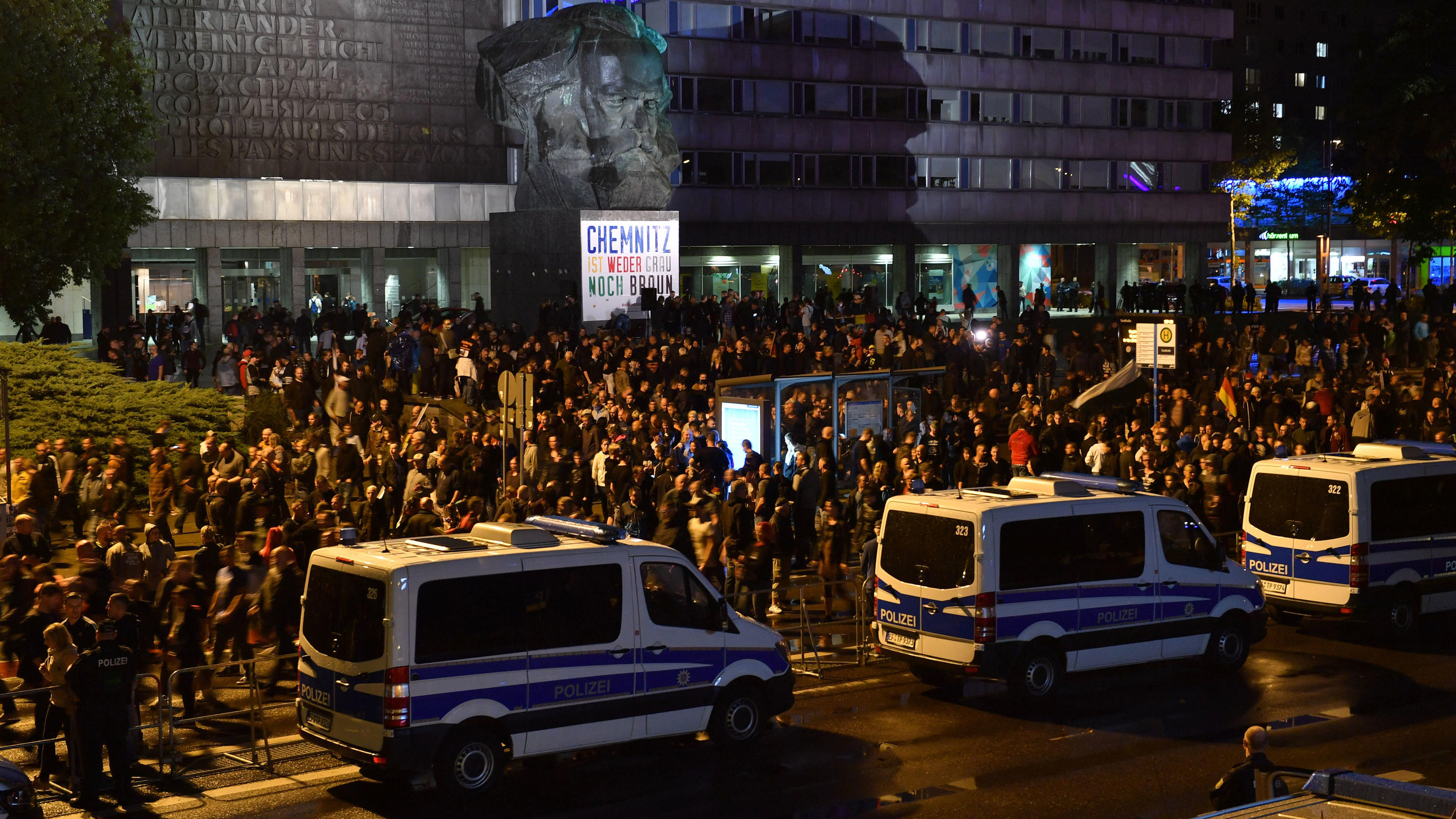 Verfassungsschutz-Chef Maaßen rudert zurück: Keine Zweifel an Echtheit des Chemnitz-Videos 07.09.2018, Sachsen, Chemnitz: Demonstration des rechtspopulistischen Bündnisses Pro Chemnitz: Demonstrationsteilnehmer stehen vor dem Karl-Marx-Denkmal. Foto: Hendrik Schmidt/dpa +++ dpa-Bildfunk +++