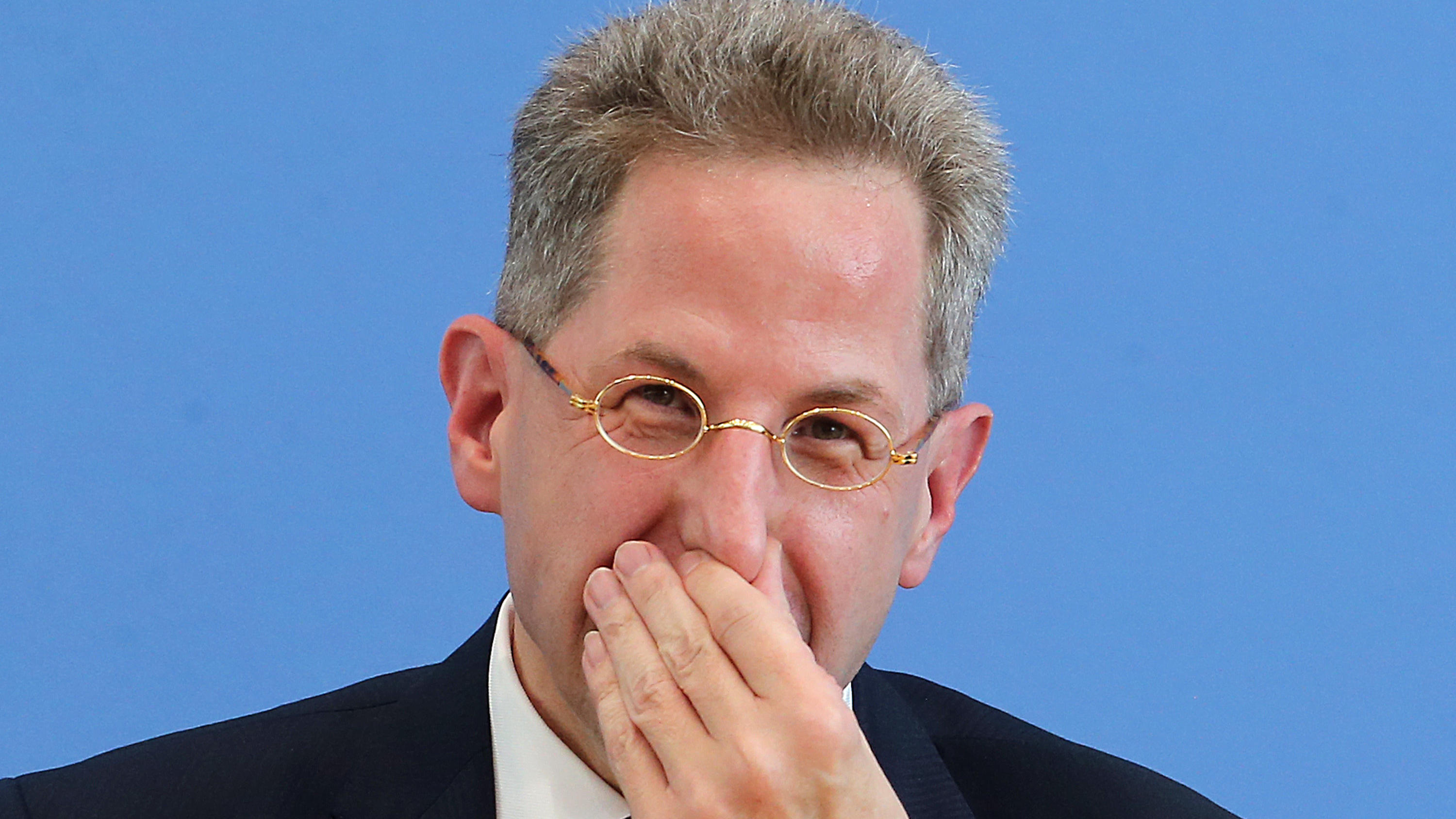 Deutliche Worte von Merkel: "Juden und Muslime gehören zu unserer Gesellschaft" ARCHIV - 24.07.2018, Berlin: Hans-Georg Maaßen, Präsident des Bundesamtes für Verfassungsschutz, beantwortet Fragen von Journalisten bei der Vorstellung des Verfassungsschutzberichtes 2017. Im Bundestag muss er sich morgen, 12.09.2018 für den Wirbel