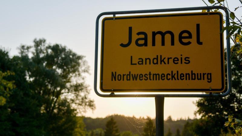 Mittendrin: Pachtvertrag für mutmaßlichen Neonazi in Jamel Ortsschild von Jamel