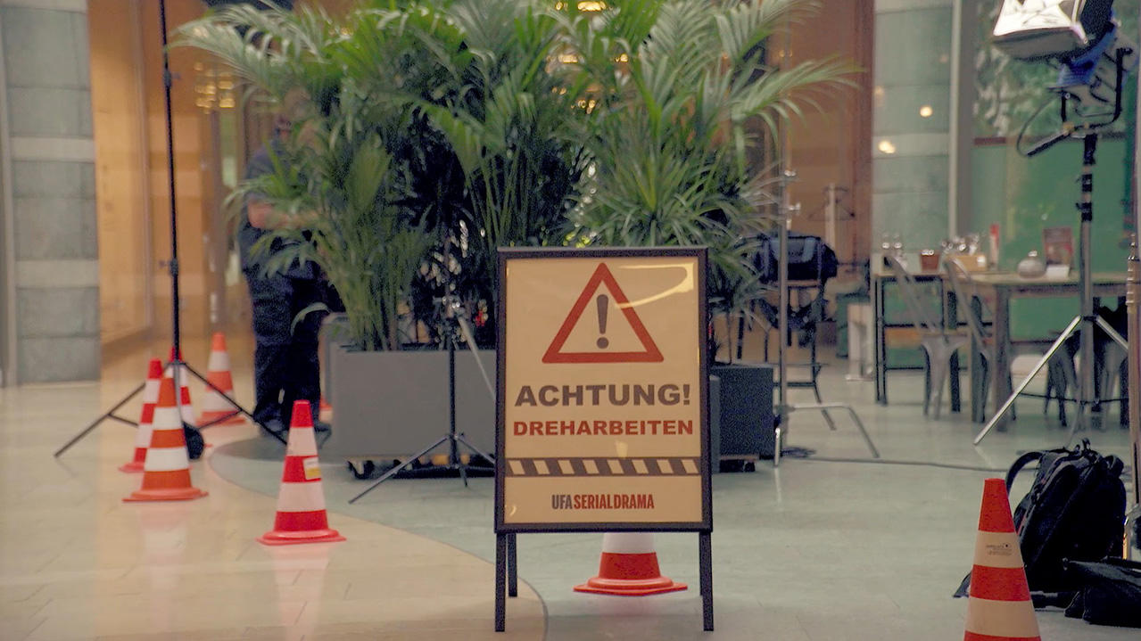 Freundinnen - Jetzt erst recht: Deswegen lieben die Serienstars das "Dolce Vita"-Café Achtung, Dreharbeiten! Die Passanten im Grevenbroicher Einkaufszentrum haben sich mittlerweile bestimmt an diesen Anblick gewöhnt.