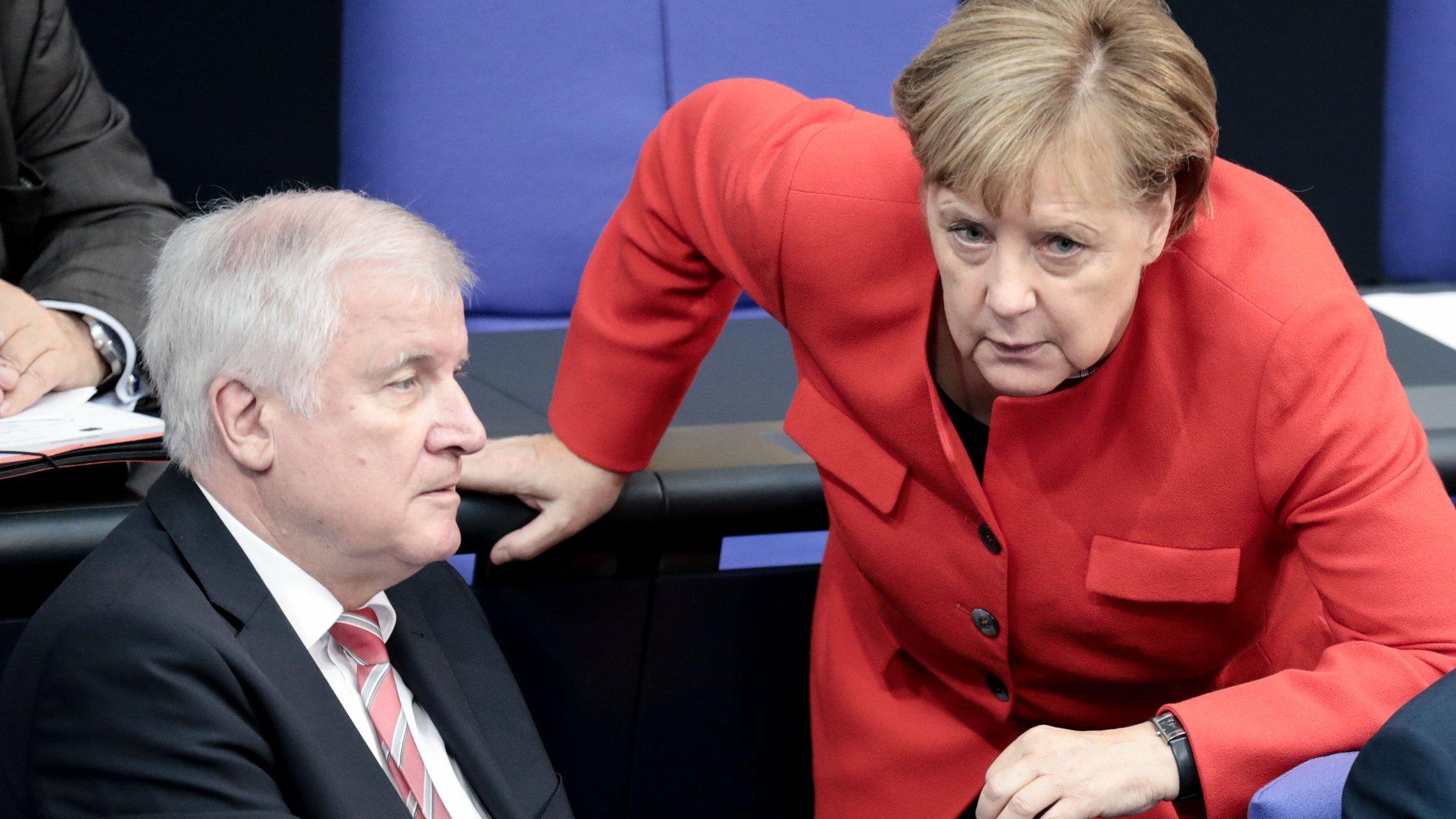 Hans-Georg Maaßen kämpft bei Geheimdienst-Kontrolleuren um sein Amt Angela Merkel bemühte sich im Bundestag um Entspannung, Innenminister Seehofer will Hans-Georg Maaßens Erklärungen abwarten.