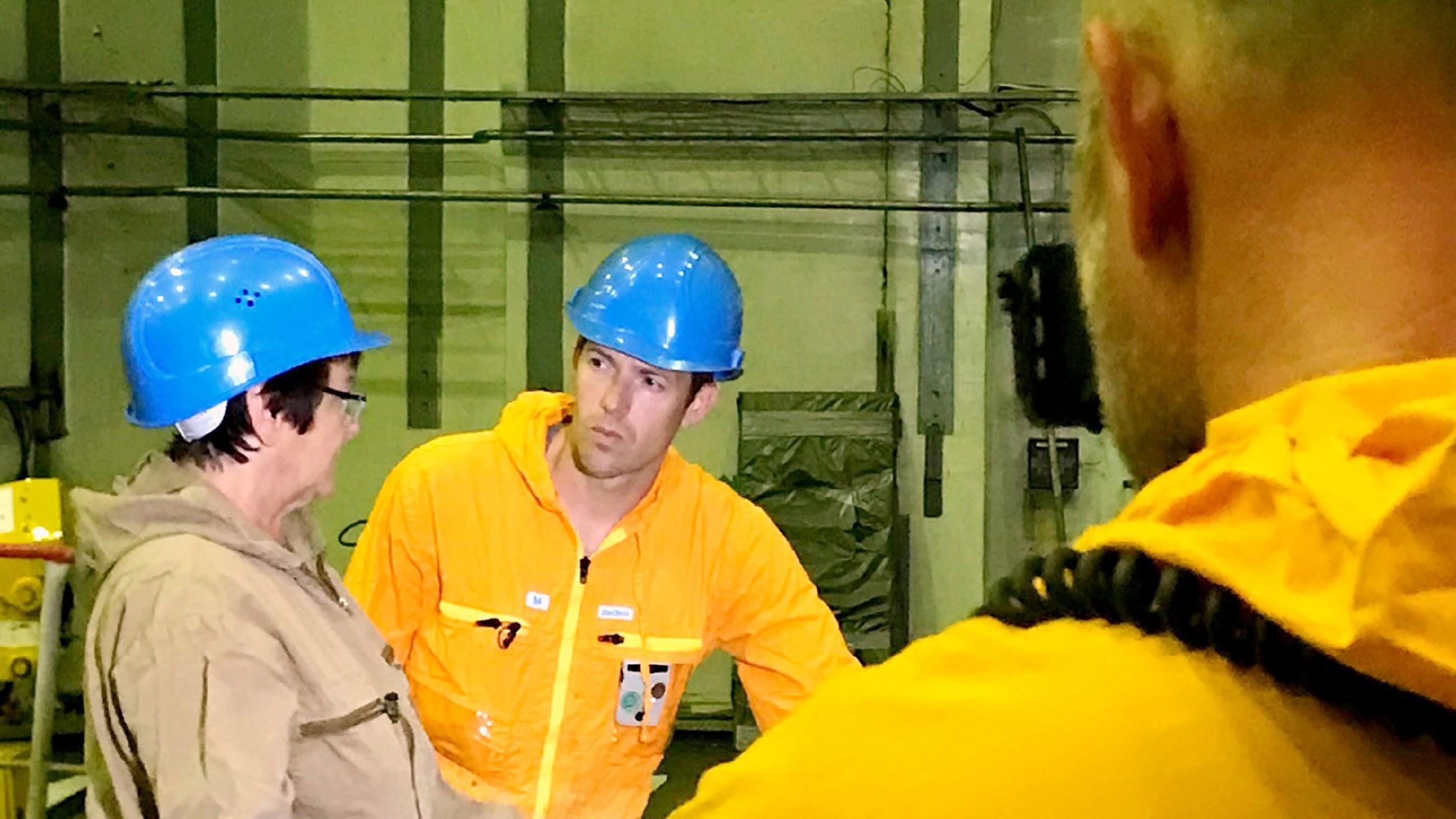 RTL Nachtjournal Spezial: Bedenkliche Sicherheitsmängel in deutschen Atomkraftwerken RTL-Nachtjournal-Moderator Maik Meuser in einem Atomkraftwerk