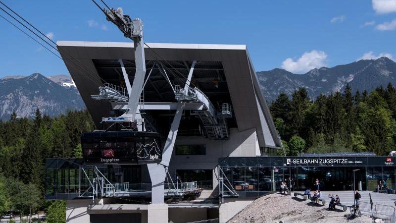 Zugspitzbahn: Bergung von Kabine beginnt nächste Woche Eine Gondel der Seilbahn verlässt die Talstation