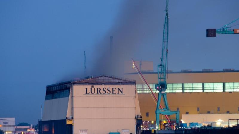 Löscharbeiten an der Lürssen-Werft auch in der Nacht Großbrand in Bremer Werft