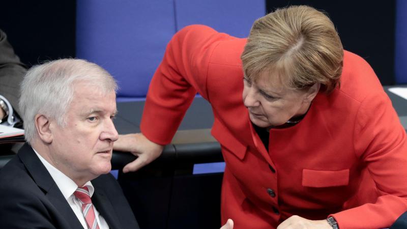 Union fällt im "Politbarometer" auf Rekordtief Seehofer und Merkel