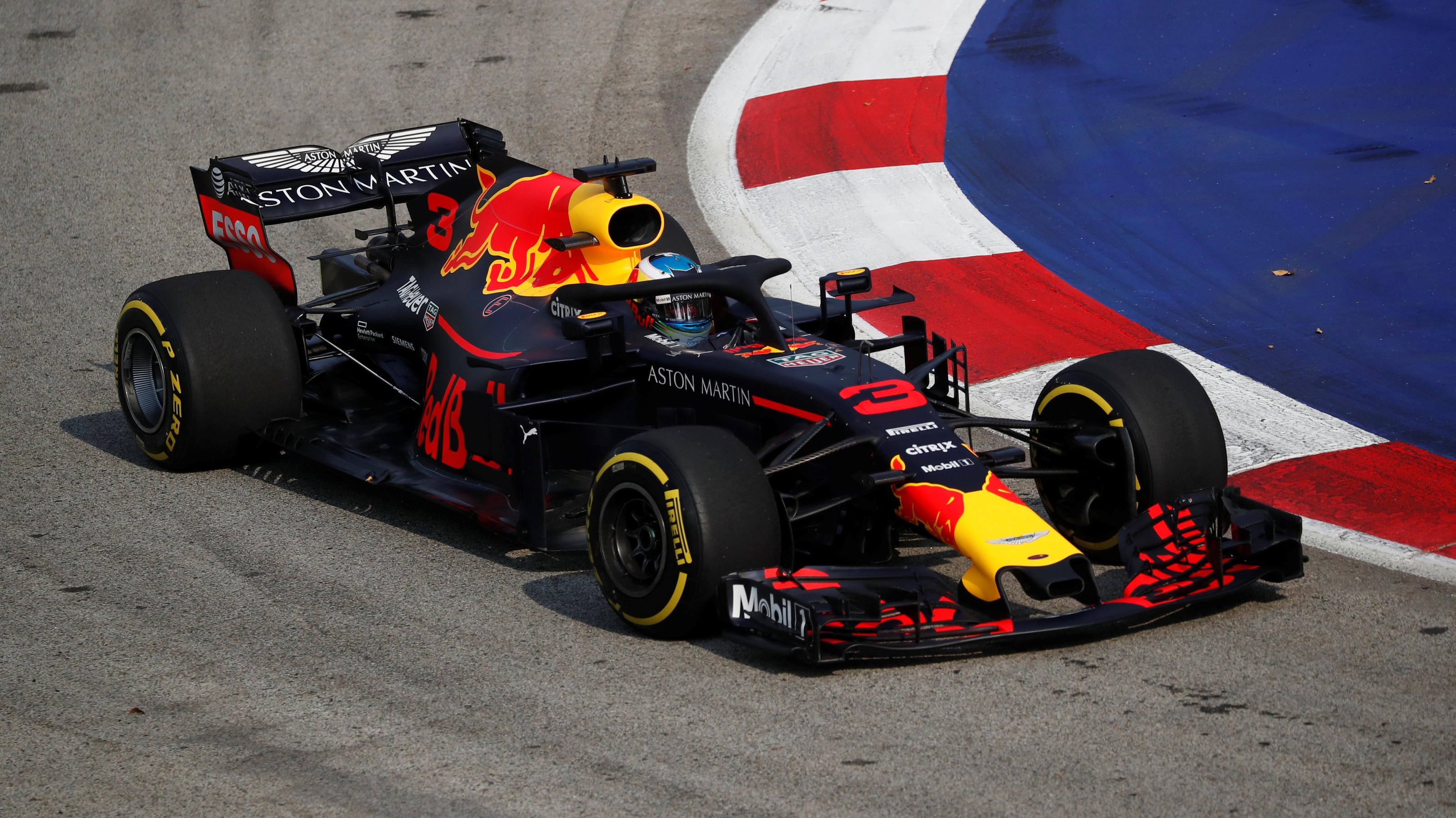 Formel 1: Red Bull stiehlt beim Singapur-Auftakt Ferrari und Mercedes die Schau Formula One F1 - Singapore Grand Prix - Marina Bay Street Circuit, Singapore - September 14, 2018 Red Bull's Daniel Ricciardo during practice REUTERS/Kim Hong-Ji