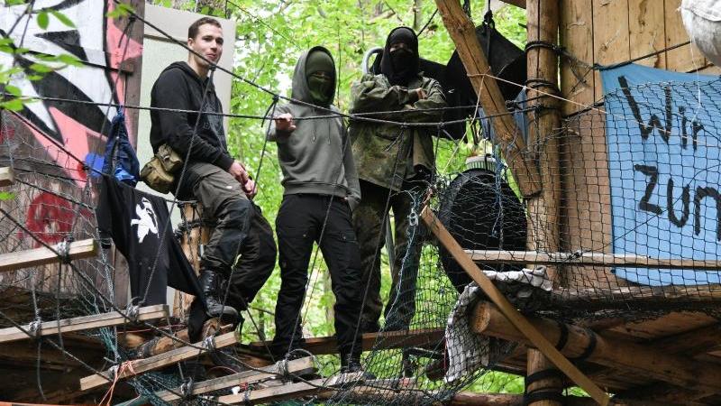 Polizei beginnt mit Räumung von Baumhausdorf "Oaktown" Hambacher Forst
