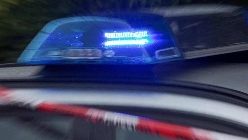 Polizei ermittelt: Ausländerfeindlicher Angriff in Chemnitz Polizei-Blaulicht