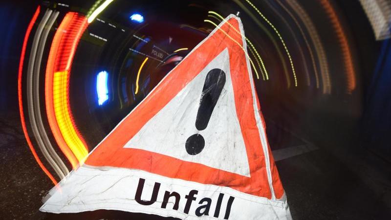 Auto stürzt Böschung hinunter: Beifahrerin stirbt Autounfall