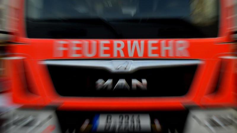 77-Jähriger von zwei Tonnen schwerer Drehbank verletzt Feuerwehrauto