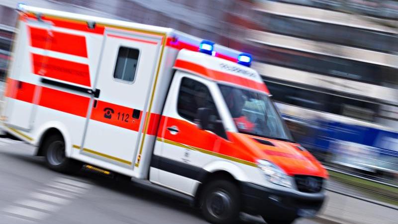 Mitschüler soll auf 15-Jährigen eingestochen haben Rettungsdienst mit Blaulicht