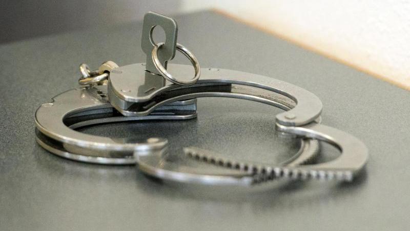 Diebstahlserie in Flensburg: 33-Jähriger in U-Haft Handschellen