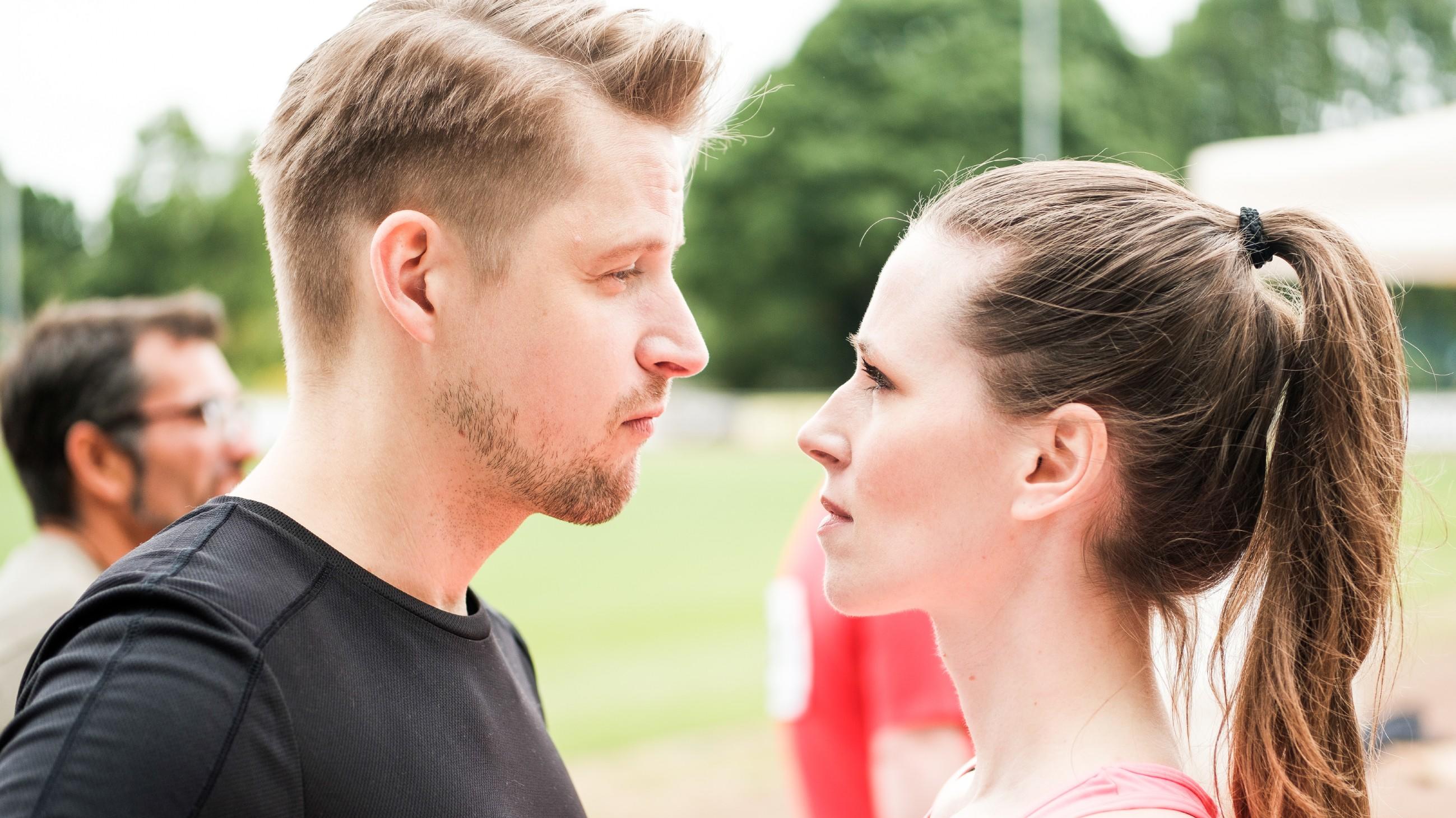 Freundinnen - Jetzt erst recht: Bastian Semm spielt Florian Berger Der gutaussehende Kollege Florian Berger (Bastian Semm) weckt Heikes (Katrin Hoeft) Kampfgeist beim Firmenlauf.