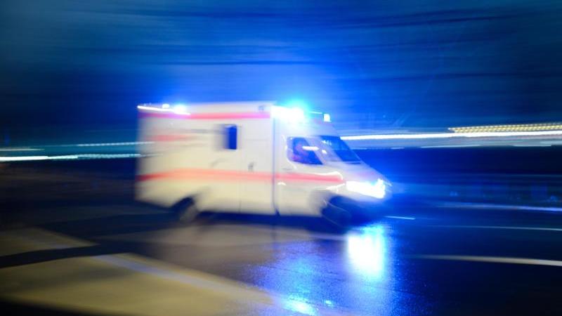 Frau stirbt bei Autounfall im Erzgebirge Krankenwagen