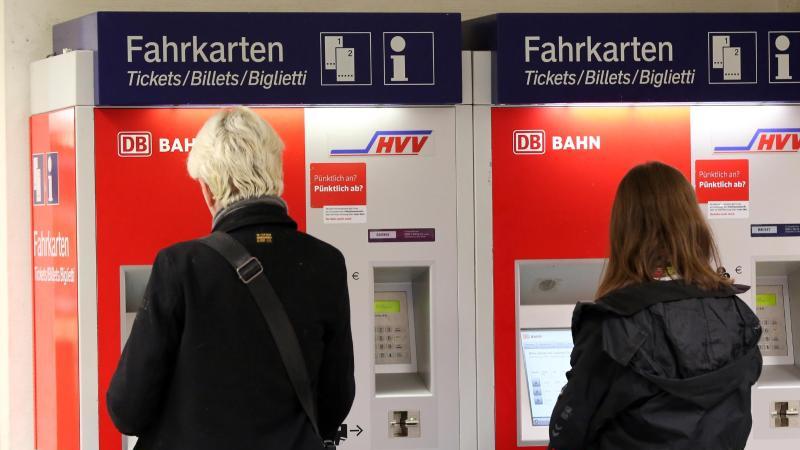 Bahnchef: Fernverkehrspreise steigen um etwa ein Prozent Fahrkartenautomaten