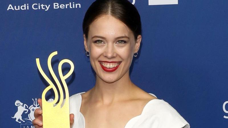 Deutscher Schauspielpreis für "Bad Banks"-Darsteller Paula Beer mit Deutschem Schauspielpreis