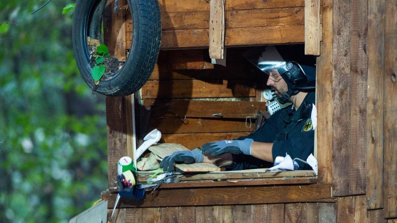 Hambacher Forst: 17 Menschen in Gewahrsam genommen Räumung im Hambacher Forst