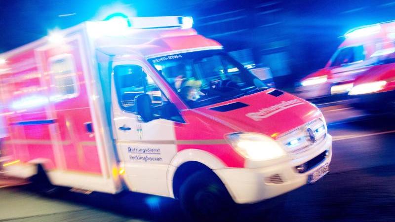 Sechs Autos fahren auf der A2 ineinander: drei Verletzte Rettungswagen im Einsatz