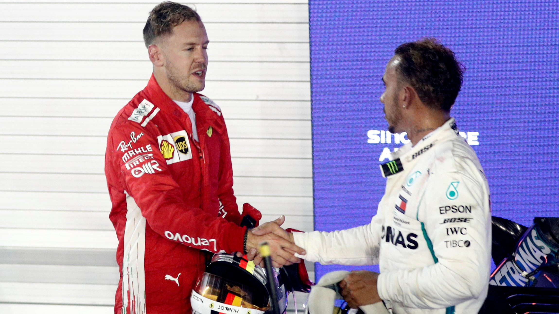Formel 1: Sebastian Vettel gibt Titelkampf gegen Lewis Hamilton noch nicht auf Formula One F1 - Singapore Grand Prix - Marina Bay Street Circuit, Singapore - September 16, 2018 Mercedes' Lewis Hamilton and Ferrari's Sebastian Vettel shake hands after the race REUTERS/Edgar Su