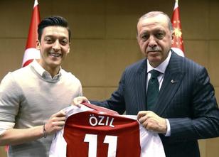 Mesut Özils Berater Erkut Sögüt hat mehrere deutsche Fußball-Nationalspiele... weiterlesen