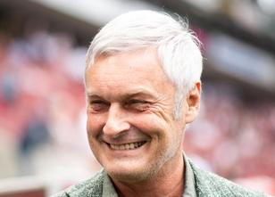 Armin Veh sieht beim 1. FC Köln derzeit keine Notwendigkeit, sich mit dem V... weiterlesen