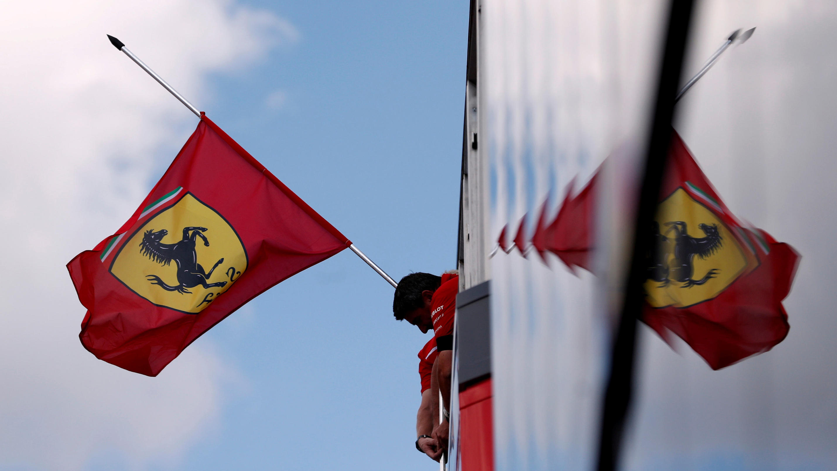 Formel 1: Ferraris Rückzug aus der Königsklasse hat sich wohl erledigt FILE PHOTO: Formula One F1 - Hungarian Grand Prix - Hungaroring, Budapest, Hungary - July 26, 2018 A Ferrari flag flies at half mast in tribute to Former Fiat Chrysler CEO Sergio Marchionne REUTERS/Bernadett Szabo/File Photo