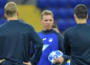 Lächelnd erfüllte Julian Nagelsmann die Selfie-Wünsche einiger weniger Fans... weiterlesen