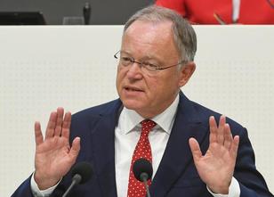 Niedersachsens Ministerpräsident Stephan Weil (SPD) hat die Mitarbeiter im ... weiterlesen