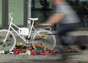 Bei einer Mahnwache ist am Mittwoch in Berlin-Mitte an einen getöteten Radf... weiterlesen